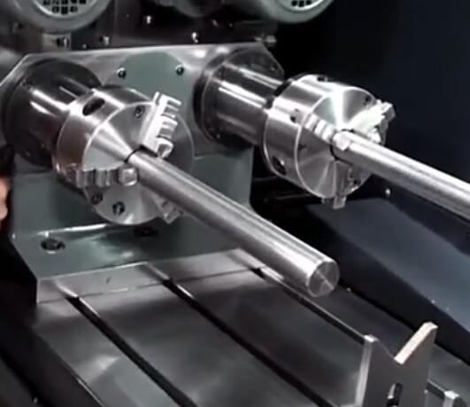  軸類深孔鉆床，這樣的數(shù)控機床國內(nèi)很少見，看看不一樣的加工過程